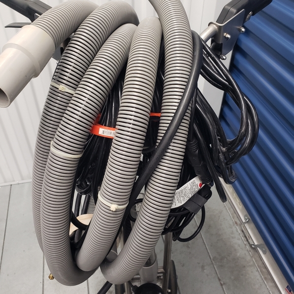 Rotovac 360i and Powrflite black max extractor as a bundle.. Orig price $7000 - Picture 10 of 12